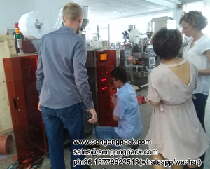 Clientes da Polônia estão aprendendo a máquina de embalagem de sacos de café por gotejamento